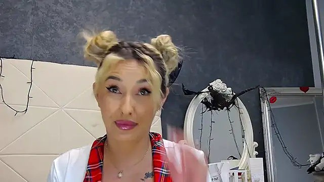 IssaSmith online show from 11/19/25, 07:41