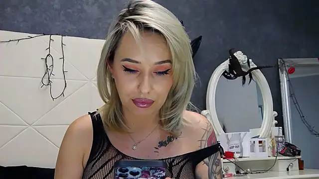 IssaSmith online show from 11/28/25, 09:12