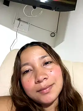 Snapshot of queen_angelique chatting on 11/12/25, 01:28 queen angelique online show from 11/12/25, 01:28