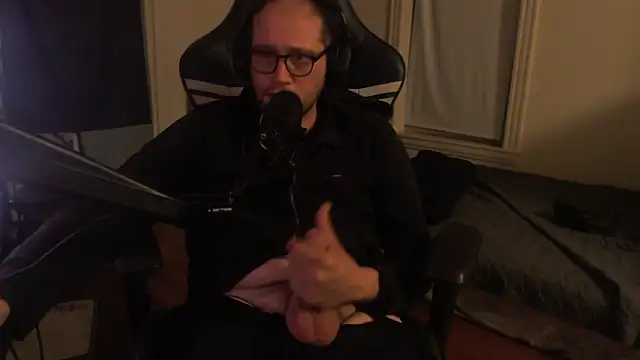 Snapshot of chicostick413 chatting on 09/27/25, 01:43 chicostick413 online show from 09/27/25, 01:43