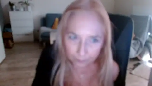 Snapshot of sofia_xkiss chatting on 01/10/25, 10:39 sofia xkiss online show from 01/10/25, 10:39