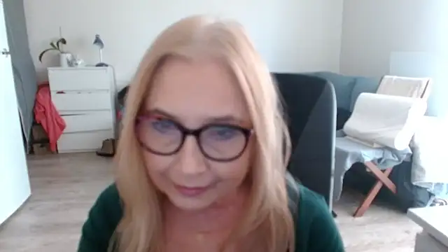 Snapshot of sofia_xkiss chatting on 02/17/25, 10:51 sofia xkiss online show from 02/17/25, 10:51