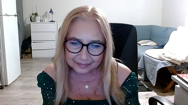 Snapshot of sofia_xkiss chatting on 02/28/25, 05:48 sofia xkiss online show from 02/28/25, 05:48