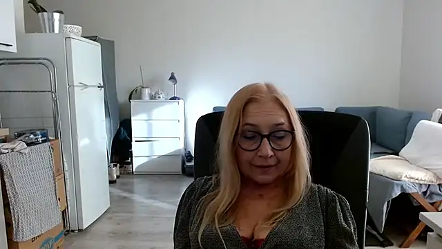 Snapshot of sofia_xkiss chatting on 03/04/25, 02:42 sofia xkiss online show from 03/04/25, 02:42