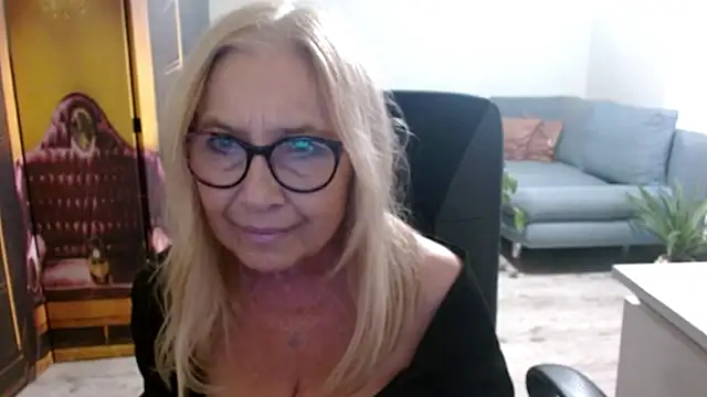 Snapshot of sofia_xkiss chatting on 10/26/25, 02:45 sofia xkiss online show from 10/26/25, 02:45