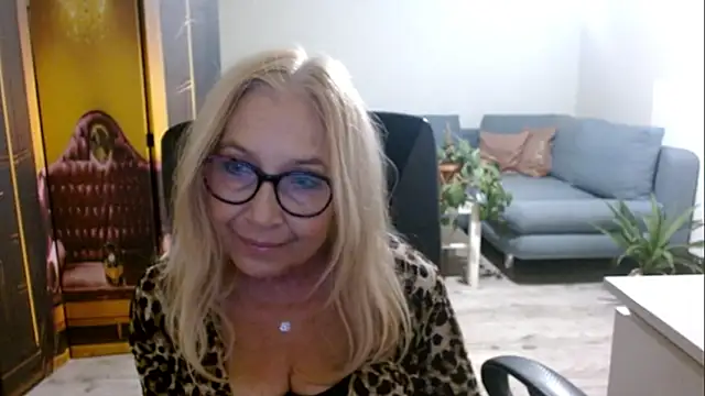 Snapshot of sofia_xkiss chatting on 10/27/25, 02:43 sofia xkiss online show from 10/27/25, 02:43