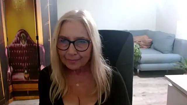 Snapshot of sofia_xkiss chatting on 11/04/25, 03:00 sofia xkiss online show from 11/04/25, 03:00