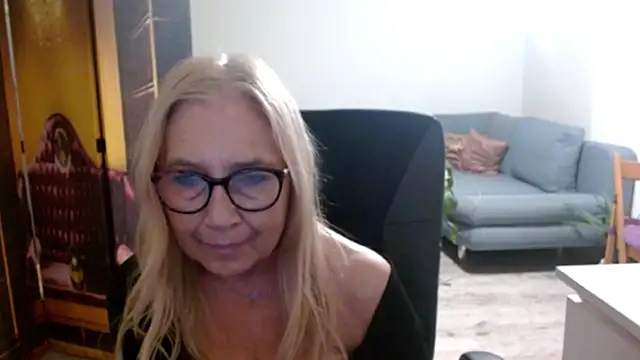 Snapshot of sofia_xkiss chatting on 11/16/25, 02:44 sofia xkiss online show from 11/16/25, 02:44