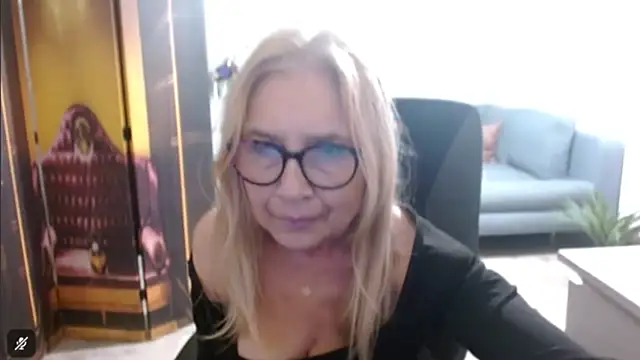 Snapshot of sofia_xkiss chatting on 11/18/25, 03:05 sofia xkiss online show from 11/18/25, 03:05