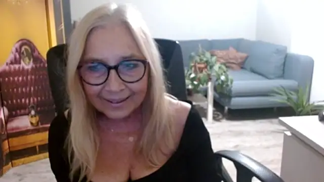 Snapshot of sofia_xkiss chatting on 11/24/25, 02:50 sofia xkiss online show from 11/24/25, 02:50