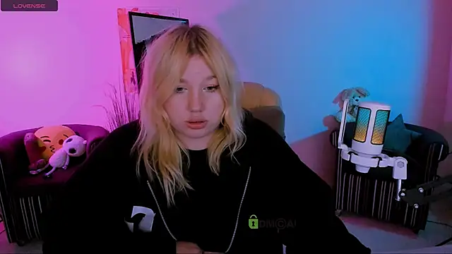 juli kisss online show from 10/14/25, 11:49