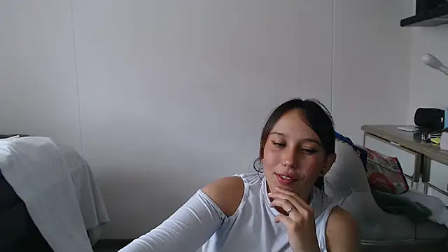 Skarlet Adams28 online show from 02/12/25, 07:35