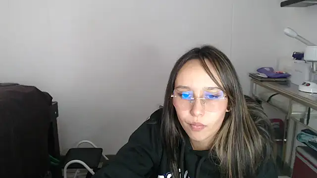 Skarlet Adams28 online show from 03/06/25, 09:20