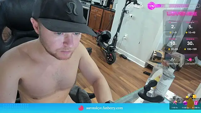 Snapshot of aaron_s_x chatting on 12/21/24, 11:02 aaron s x online show from 12/21/24, 11:02