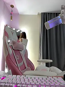 Snapshot of your_girl_next_door chatting on 10/12/25, 01:43 your girl next door online show from 10/12/25, 01:43