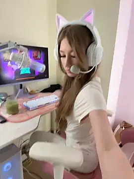 Snapshot of your_girl_next_door chatting on 10/28/25, 01:58 your girl next door online show from 10/28/25, 01:58