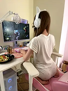 Snapshot of your_girl_next_door chatting on 10/30/25, 01:45 your girl next door online show from 10/30/25, 01:45