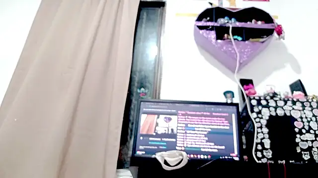 PetiteIvoryQueen19 online show from 09/12/25, 04:45