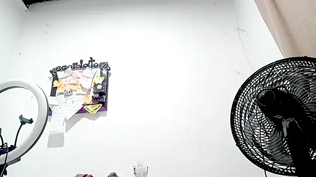 PetiteIvoryQueen19 online show from 10/16/25, 05:41