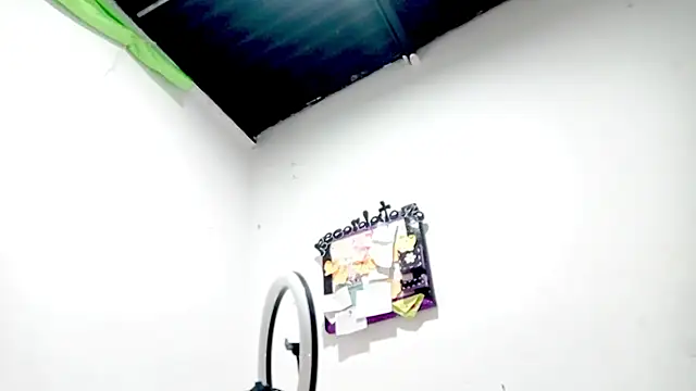 PetiteIvoryQueen19 online show from 10/21/25, 05:30