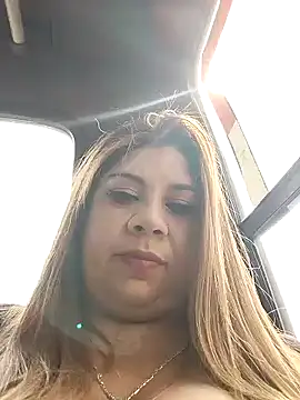 Snapshot of Laura-Hernandez chatting on 12/15/24, 06:15 Laura-Hernandez online show from 12/15/24, 06:15