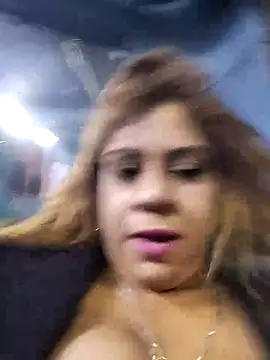 Snapshot of Laura-Hernandez chatting on 12/29/24, 01:13 Laura-Hernandez online show from 12/29/24, 01:13