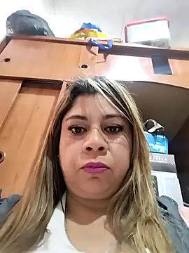 Snapshot of Laura-Hernandez chatting on 09/20/25, 03:02 Laura-Hernandez online show from 09/20/25, 03:02