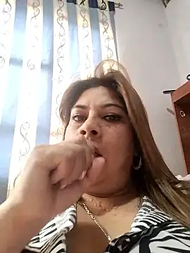 Snapshot of Laura-Hernandez chatting on 09/30/25, 02:55 Laura-Hernandez online show from 09/30/25, 02:55