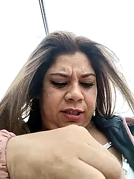 Snapshot of Laura-Hernandez chatting on 10/09/25, 04:27 Laura-Hernandez online show from 10/09/25, 04:27