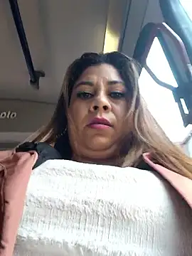 Snapshot of Laura-Hernandez chatting on 10/25/25, 02:56 Laura-Hernandez online show from 10/25/25, 02:56