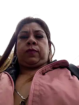 Snapshot of Laura-Hernandez chatting on 10/31/25, 02:40 Laura-Hernandez online show from 10/31/25, 02:40