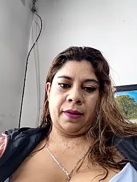 Snapshot of Laura-Hernandez chatting on 11/24/25, 03:12 Laura-Hernandez online show from 11/24/25, 03:12