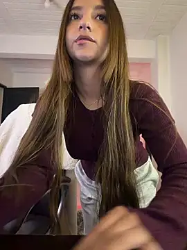 Snapshot of aly_golden_ chatting on 12/15/25, 09:13 aly golden online show from 12/15/25, 09:13