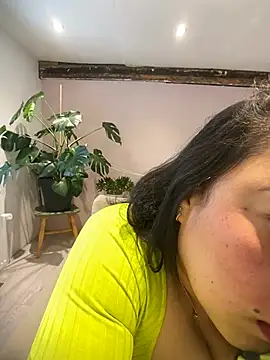 Snapshot of Alma- chatting on 04/06/26, 12:06 Alma- online show from 04/06/26, 12:06