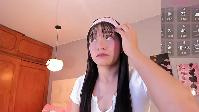 Snapshot of Maia_W10 chatting on 02/05/26, 12:21 Maia W10 online show from 02/05/26, 12:21