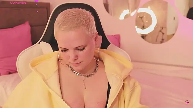 LikaBerry1 online show from 02/25/26, 12:37