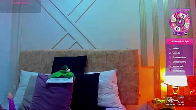 Snapshot of ashley__foxx_ chatting on 12/18/25, 02:12 ashley foxx online show from 12/18/25, 02:12