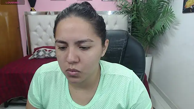 Snapshot of candiapole chatting on 03/20/25, 12:43 candiapole online show from 03/20/25, 12:43