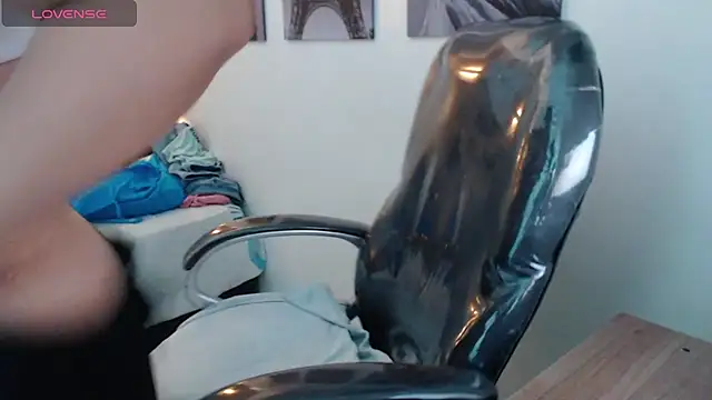 Snapshot of candiapole chatting on 12/18/25, 09:37 candiapole online show from 12/18/25, 09:37