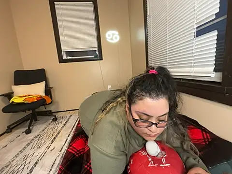 Snapshot of tillymarie34 chatting on 02/11/26, 11:43 tillymarie34 online show from 02/11/26, 11:43