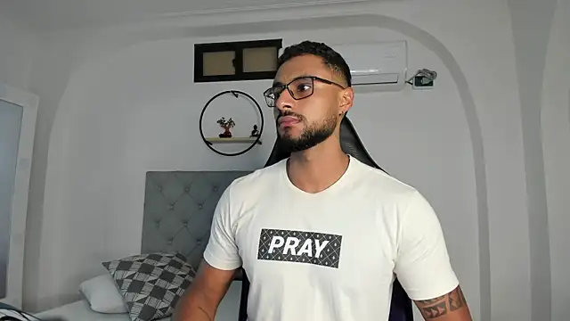 LiamGarcia1 online show from 01/08/25, 12:37