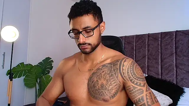 LiamGarcia1 online show from 11/17/25, 04:35