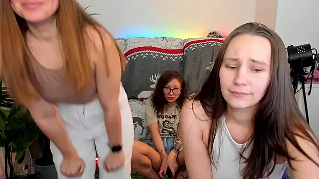 Snapshot of HotCaramellsTV chatting on 12/15/24, 04:15 HotCaramellsTV online show from 12/15/24, 04:15