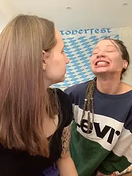 Snapshot of HotCaramellsTV chatting on 09/25/25, 08:40 HotCaramellsTV online show from 09/25/25, 08:40