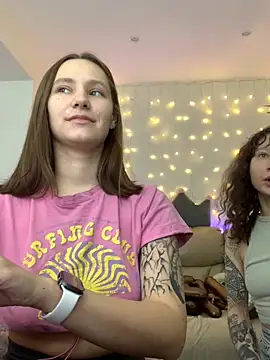 Snapshot of HotCaramellsTV chatting on 10/08/25, 09:07 HotCaramellsTV online show from 10/08/25, 09:07