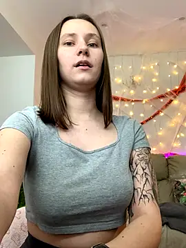 Snapshot of HotCaramellsTV chatting on 10/26/25, 12:33 HotCaramellsTV online show from 10/26/25, 12:33