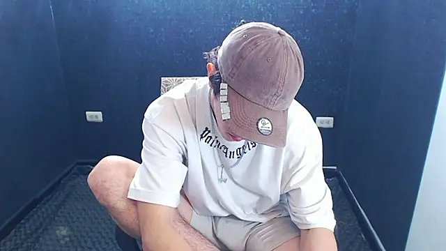 Snapshot of Kerverr_ chatting on 11/07/25, 08:31 Kerverr online show from 11/07/25, 08:31