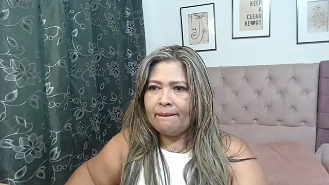 Snapshot of CANDYSWEET51 chatting on 11/04/25, 11:20 CANDYSWEET51 online show from 11/04/25, 11:20