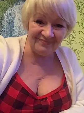 Snapshot of Laura_Millf chatting on 01/01/25, 12:32 Laura Millf online show from 01/01/25, 12:32