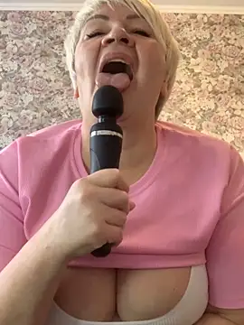 Snapshot of Laura_Millf chatting on 02/13/25, 07:45 Laura Millf online show from 02/13/25, 07:45